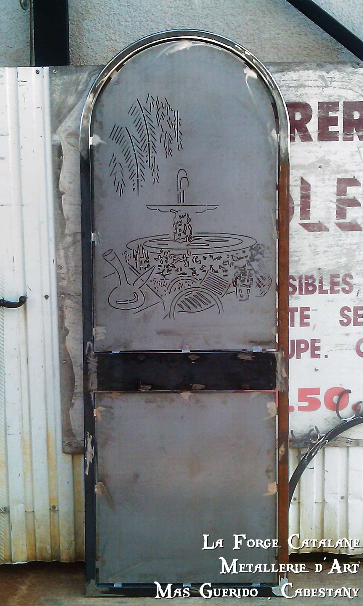 porte tolee cintree avec motif decoupe laser  forge catalane.jpg